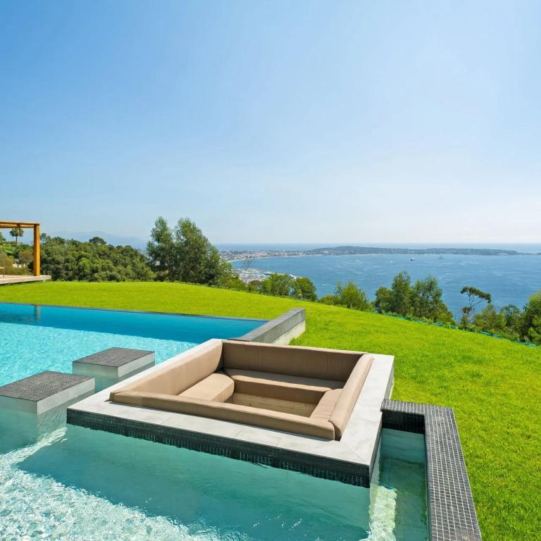 CANNES SUPER CANNES  VILLA CONTENPORAINE A VENDRE VUE MER PANORA