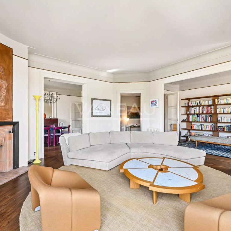 Paris VII – Élégant appartement de réception avec balcons – 175 m²