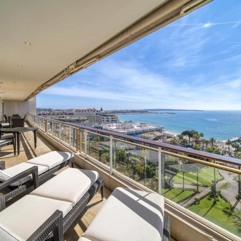Cannes Croisette Appartement d'exception vue mer à vendre