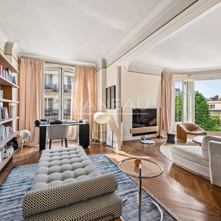 Paris VII – Élégant appartement de réception avec balcons – 175 m²
