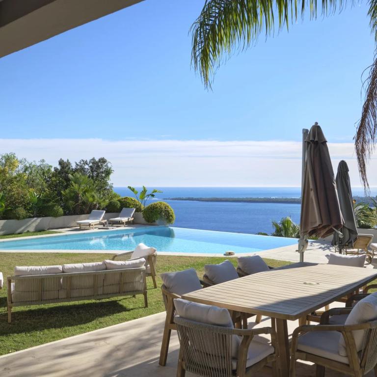 CANNES VILLA RENOVEE VUE MER PANORAMIQUE A VENDRE