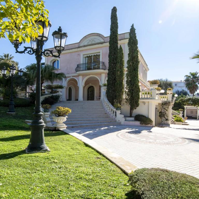 Cap d'Antibes, magnifique demeure de style Belle Epoque à vendre