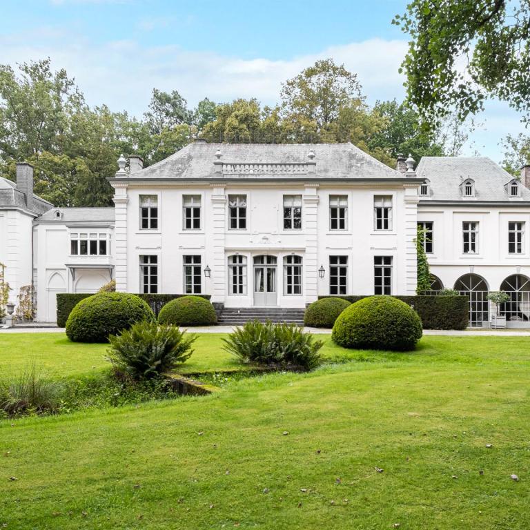 Château édifié en 1756 sur un terrain de 5.9 hectares