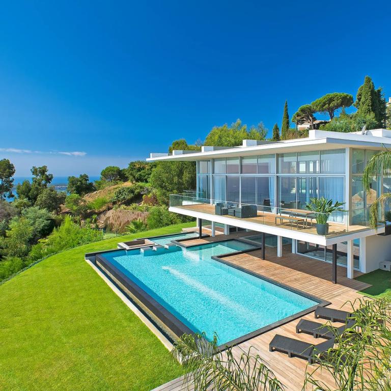 CANNES SUPER CANNES  VILLA CONTENPORAINE A VENDRE VUE MER PANORA