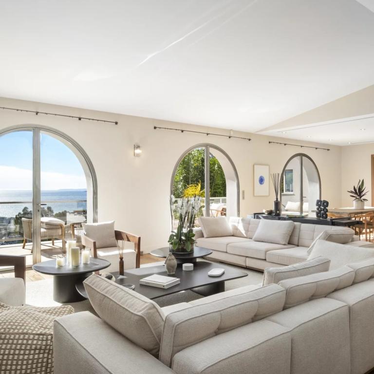 CANNES VILLA RENOVEE VUE MER PANORAMIQUE A VENDRE