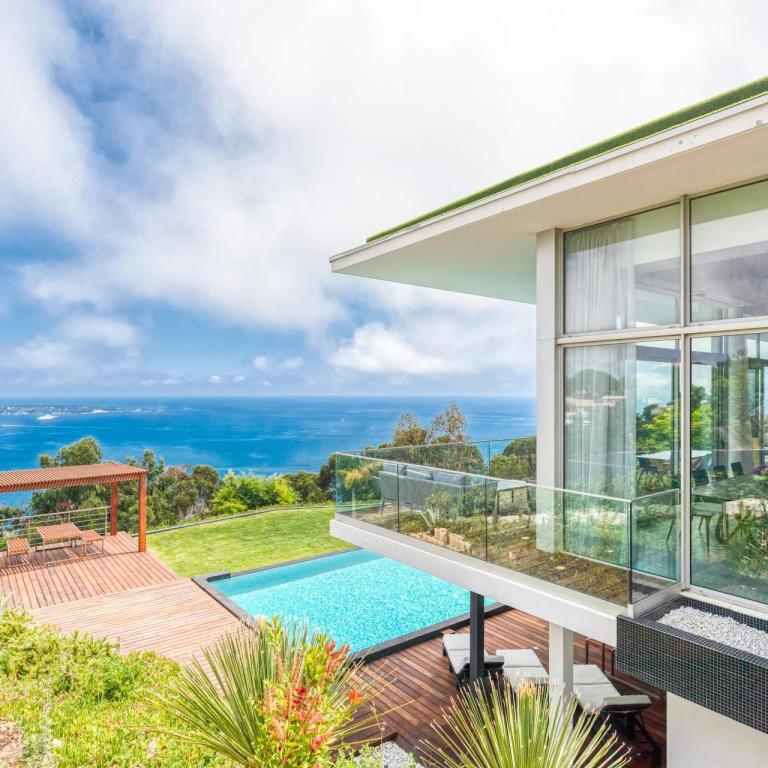 CANNES SUPER CANNES  VILLA CONTENPORAINE A VENDRE VUE MER PANORA