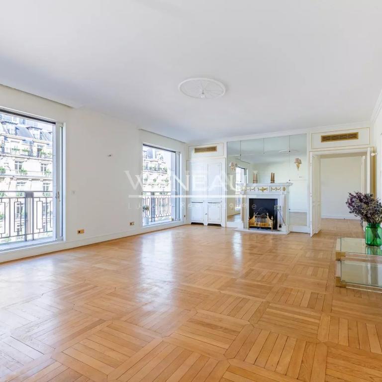 AVENUE MONTAIGNE - ETAGE ELEVE - GRAND BALCON
