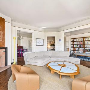 Paris VII – Élégant appartement de réception avec balcons – 175 m²