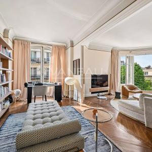Paris VII – Élégant appartement de réception avec balcons – 175 m²