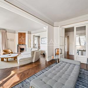 Paris VII – Élégant appartement de réception avec balcons – 175 m²