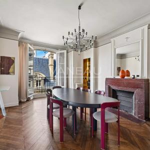 Paris VII – Élégant appartement de réception avec balcons – 175 m²