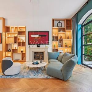 PARIS VIIe - HÔTEL PARTICULIER DANS UNE VOIE PRIVÉE