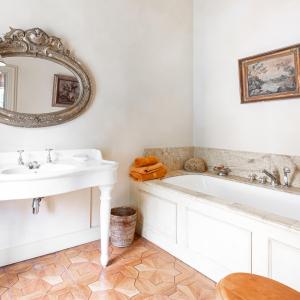 Château édifié en 1756 sur un terrain de 5.9 hectares