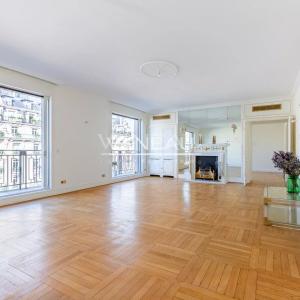 AVENUE MONTAIGNE - ETAGE ELEVE - GRAND BALCON