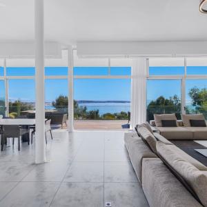 SUPER CANNES  VILLA CONTEMPORAINE VUE MER A VENDRE