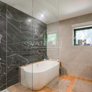 SPLENDIDE VILLA NEUVE DE ± 690 M² BRUTS AVEC JARDIN & PISCINE
