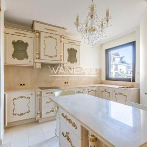 AVENUE MONTAIGNE - ETAGE ELEVE - GRAND BALCON