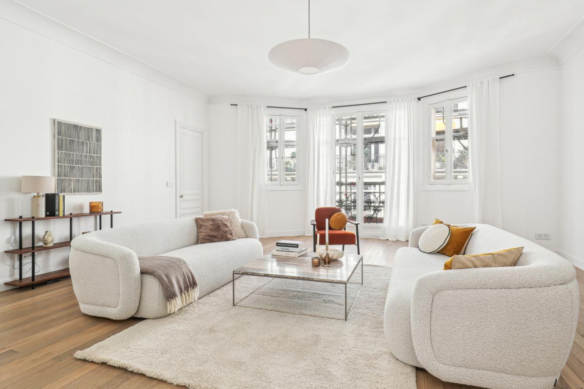 Salon d'un superbe appartement parisien avec des canapés blancs