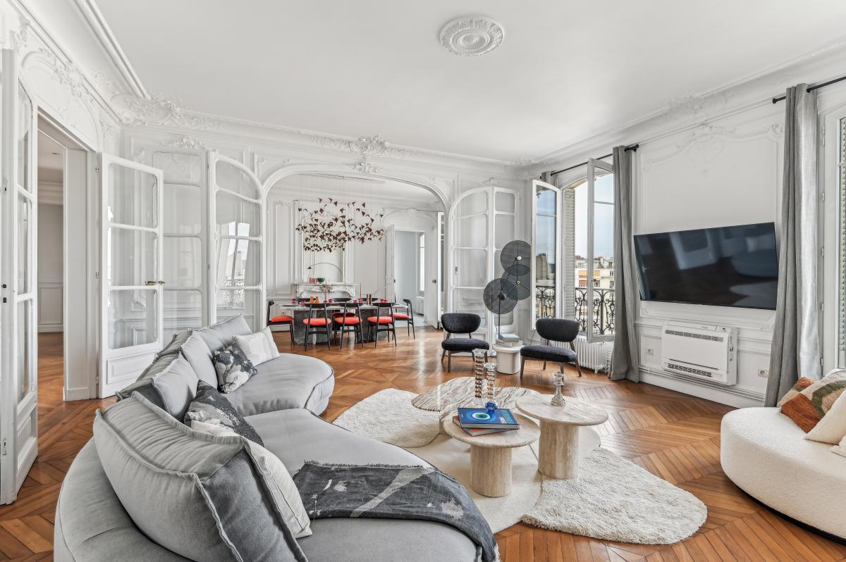 Salon d'un superbe appartement parisien avec un canapé bleu