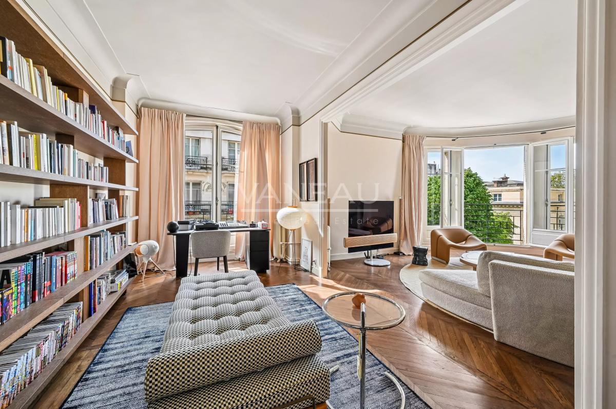 Paris VII – Élégant appartement de réception avec balcons – 175 m²