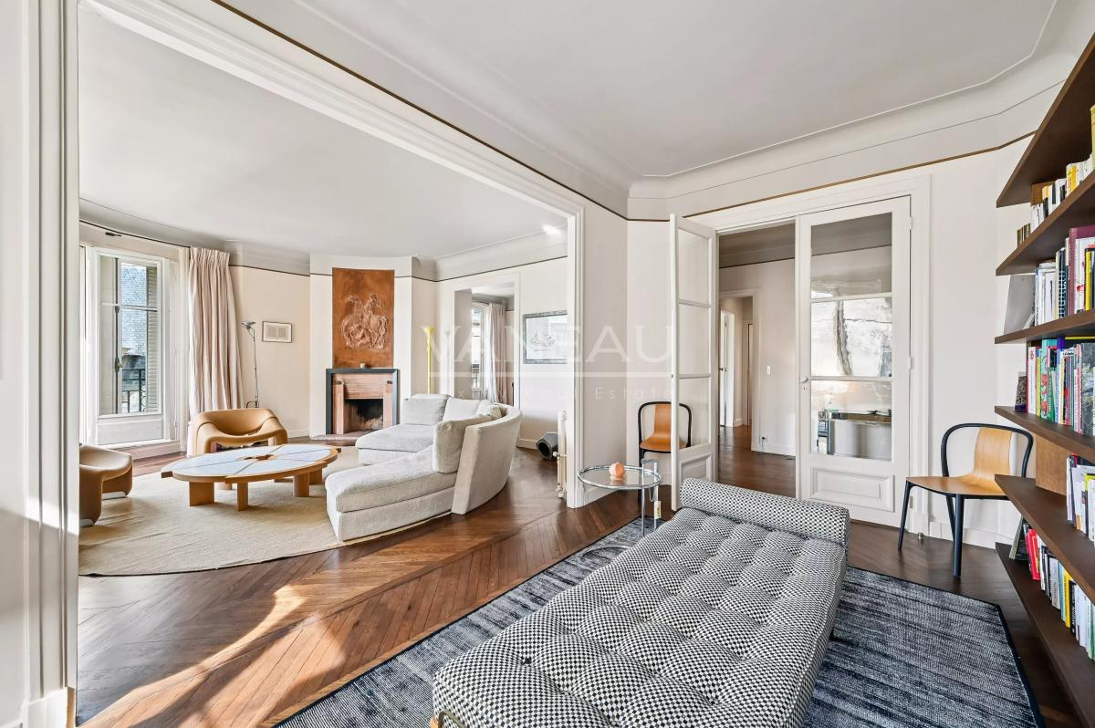 Paris VII – Élégant appartement de réception avec balcons – 175 m²