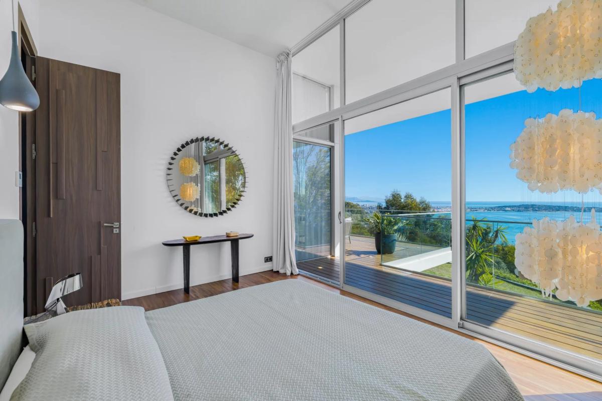 SUPER CANNES  VILLA CONTEMPORAINE VUE MER A VENDRE