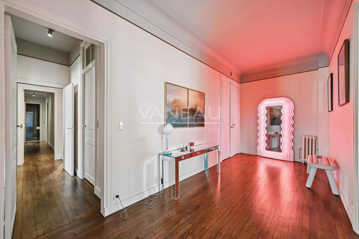 Paris VII – Élégant appartement de réception avec balcons – 175 m²
