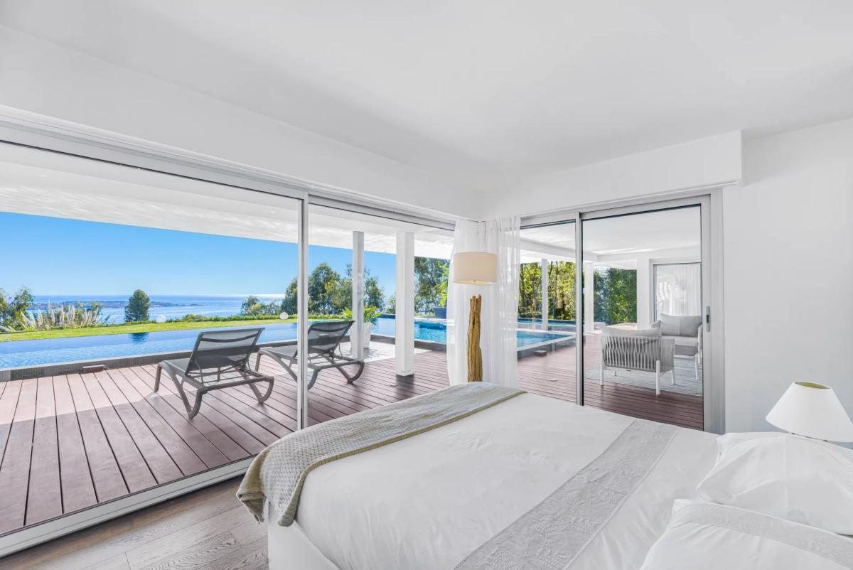 SUPER CANNES  VILLA CONTEMPORAINE VUE MER A VENDRE