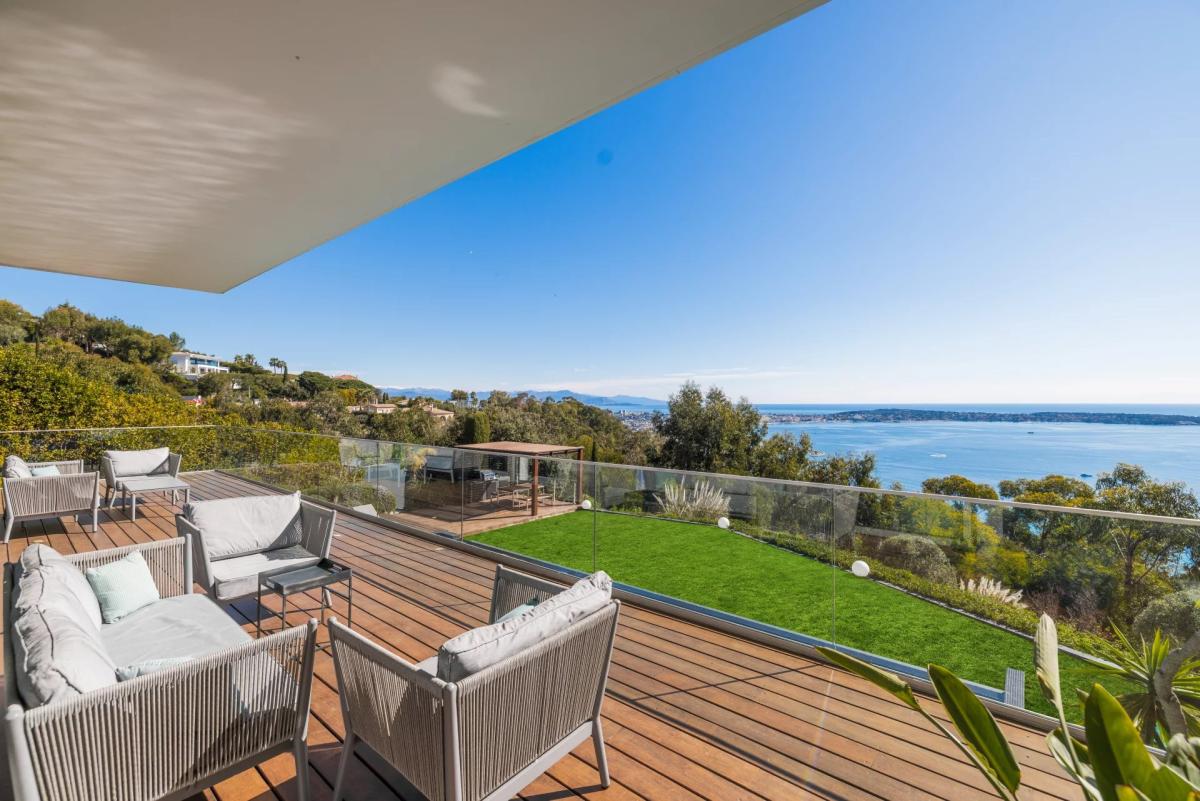 SUPER CANNES  VILLA CONTEMPORAINE VUE MER A VENDRE