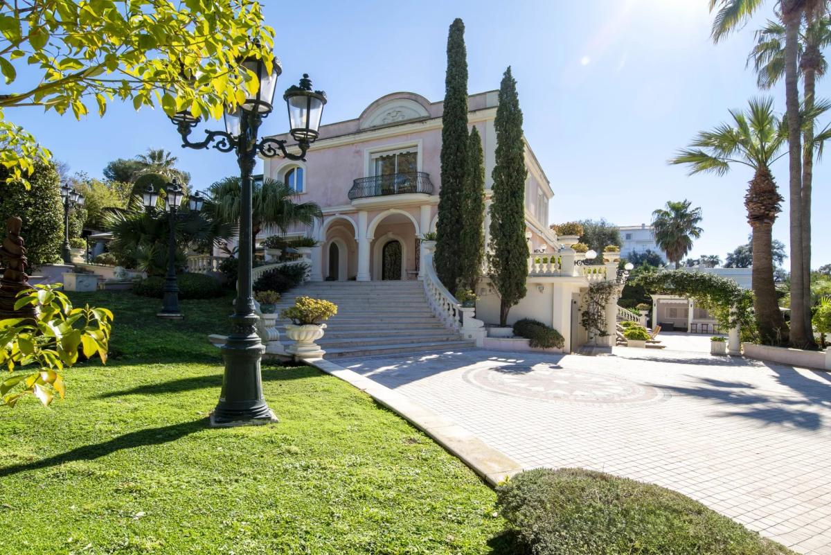 Cap d'Antibes, magnifique demeure de style Belle Epoque à vendre