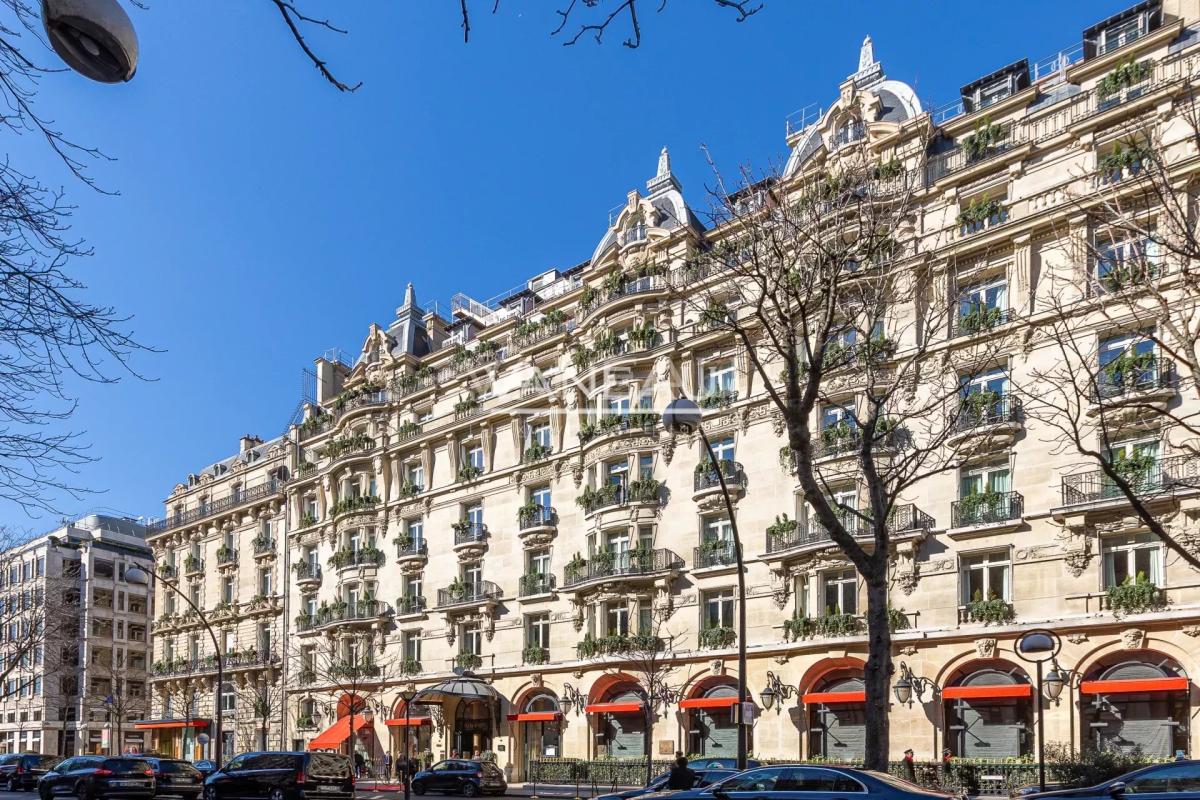 AVENUE MONTAIGNE - ETAGE ELEVE - GRAND BALCON