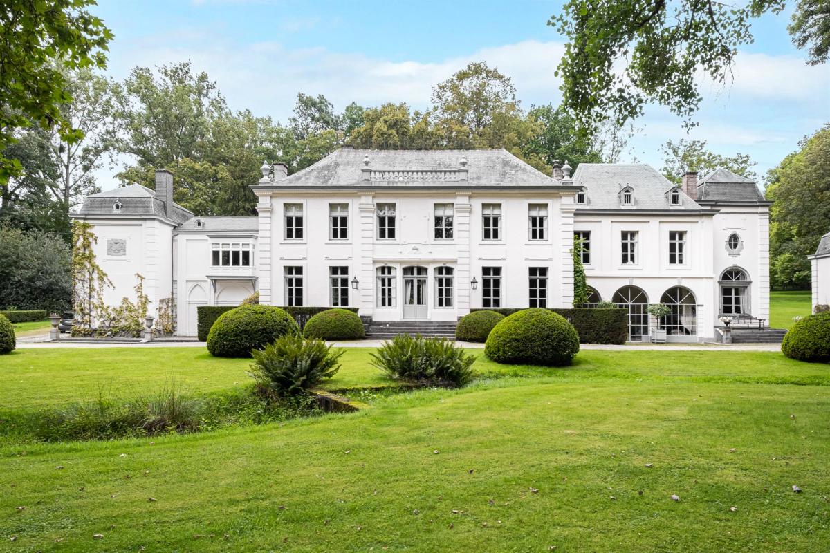 Château édifié en 1756 sur un terrain de 5.9 hectares