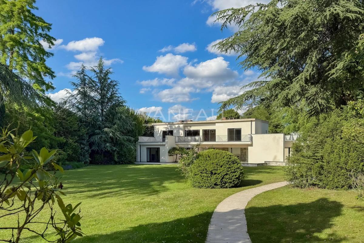 MAGNIFIQUE DEMEURE MODERNISTE DE 615M²