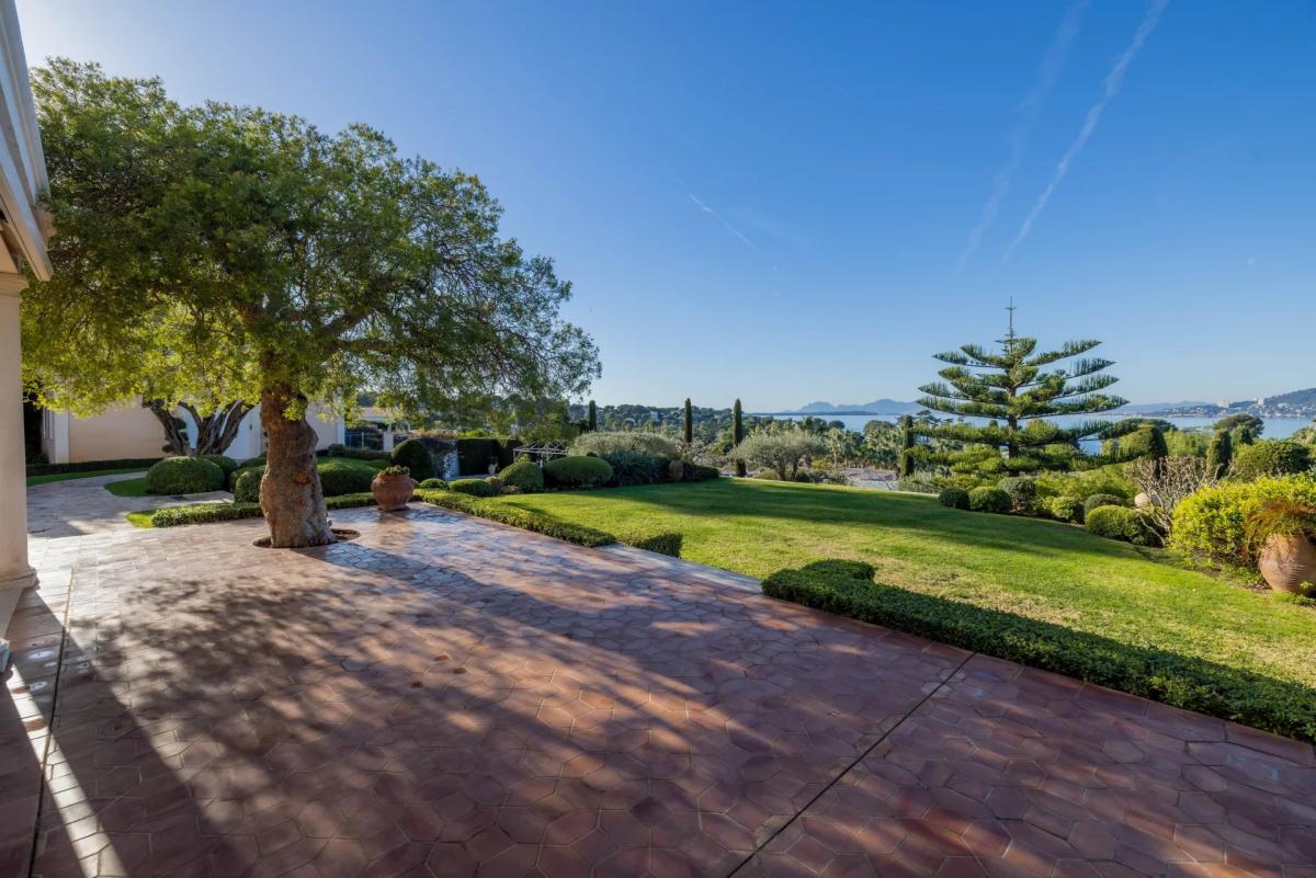 CAP D'ANTIBES - VILLA BELLA VISTA À VENDRE
