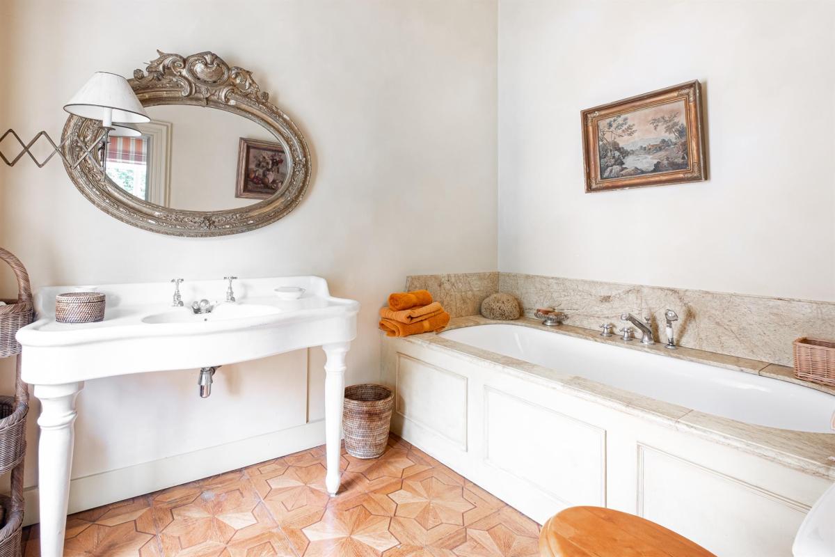 Château édifié en 1756 sur un terrain de 5.9 hectares