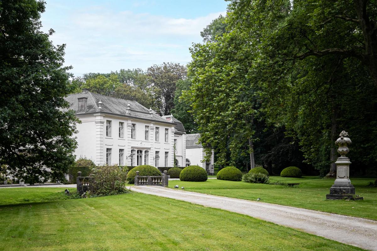Château édifié en 1756 sur un terrain de 5.9 hectares