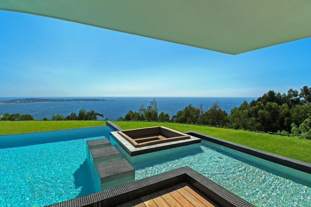 SUPER CANNES  VILLA CONTEMPORAINE VUE MER A VENDRE