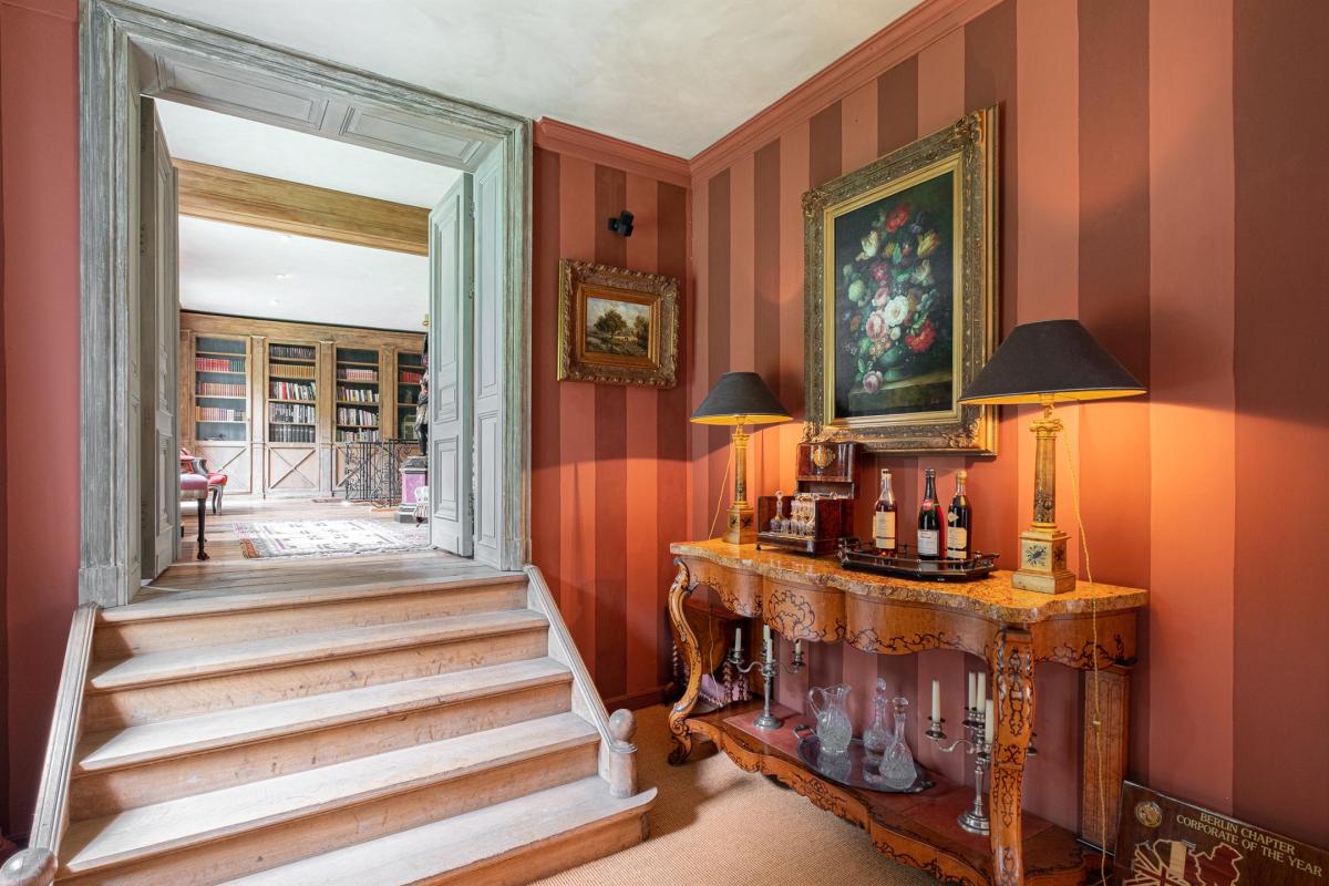 Château édifié en 1756 sur un terrain de 5.9 hectares