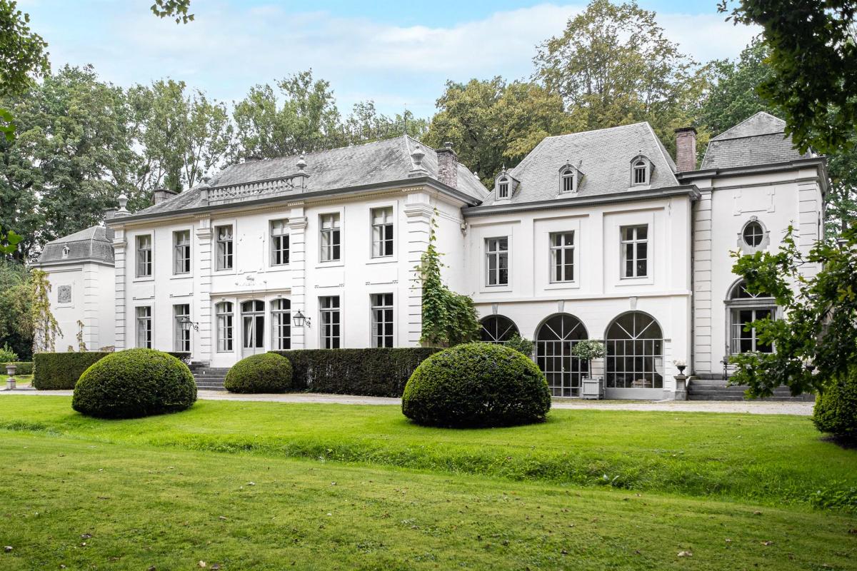 Château édifié en 1756 sur un terrain de 5.9 hectares
