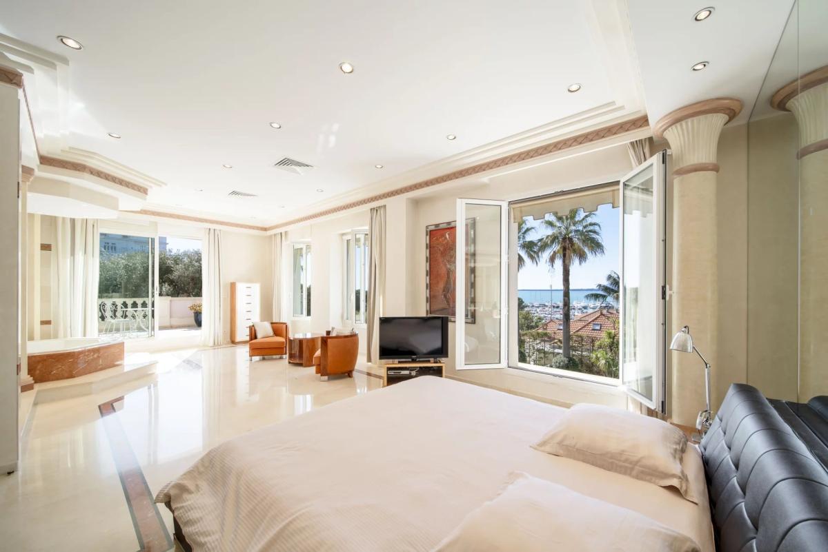 Cap d'Antibes, magnifique demeure de style Belle Epoque à vendre