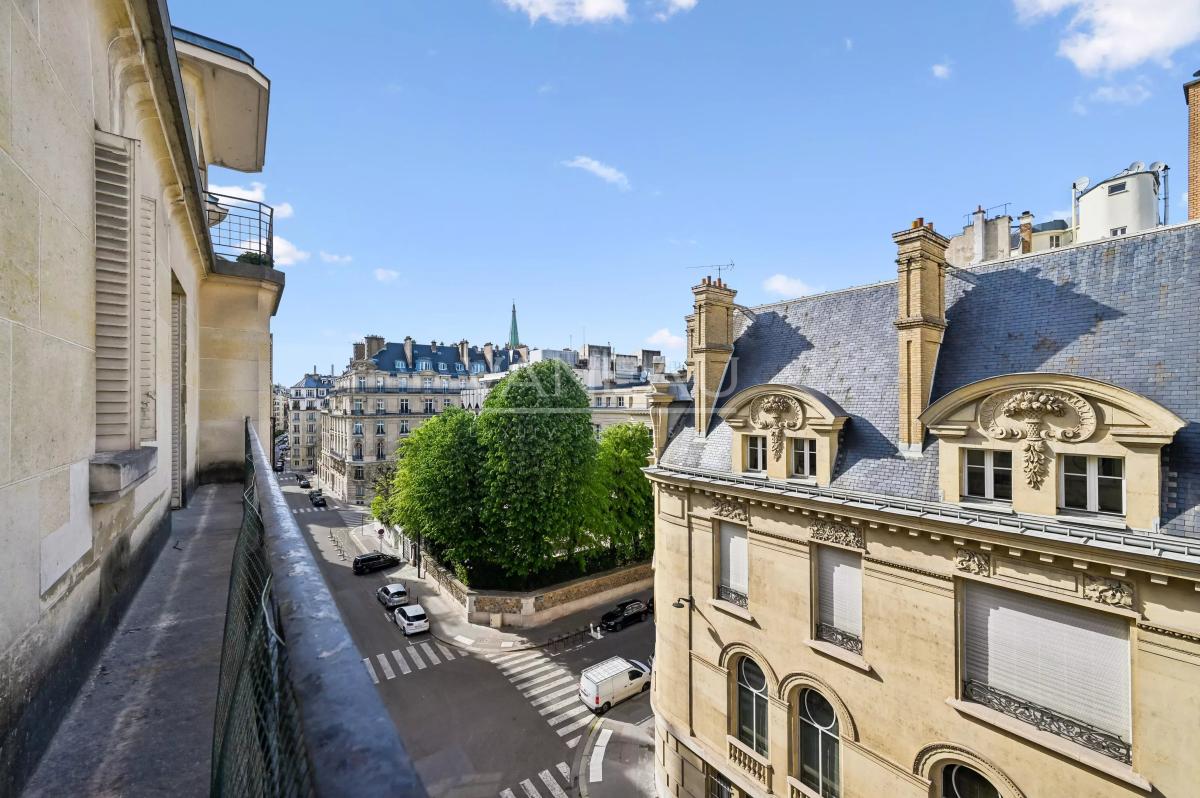 Paris VII – Élégant appartement de réception avec balcons – 175 m²
