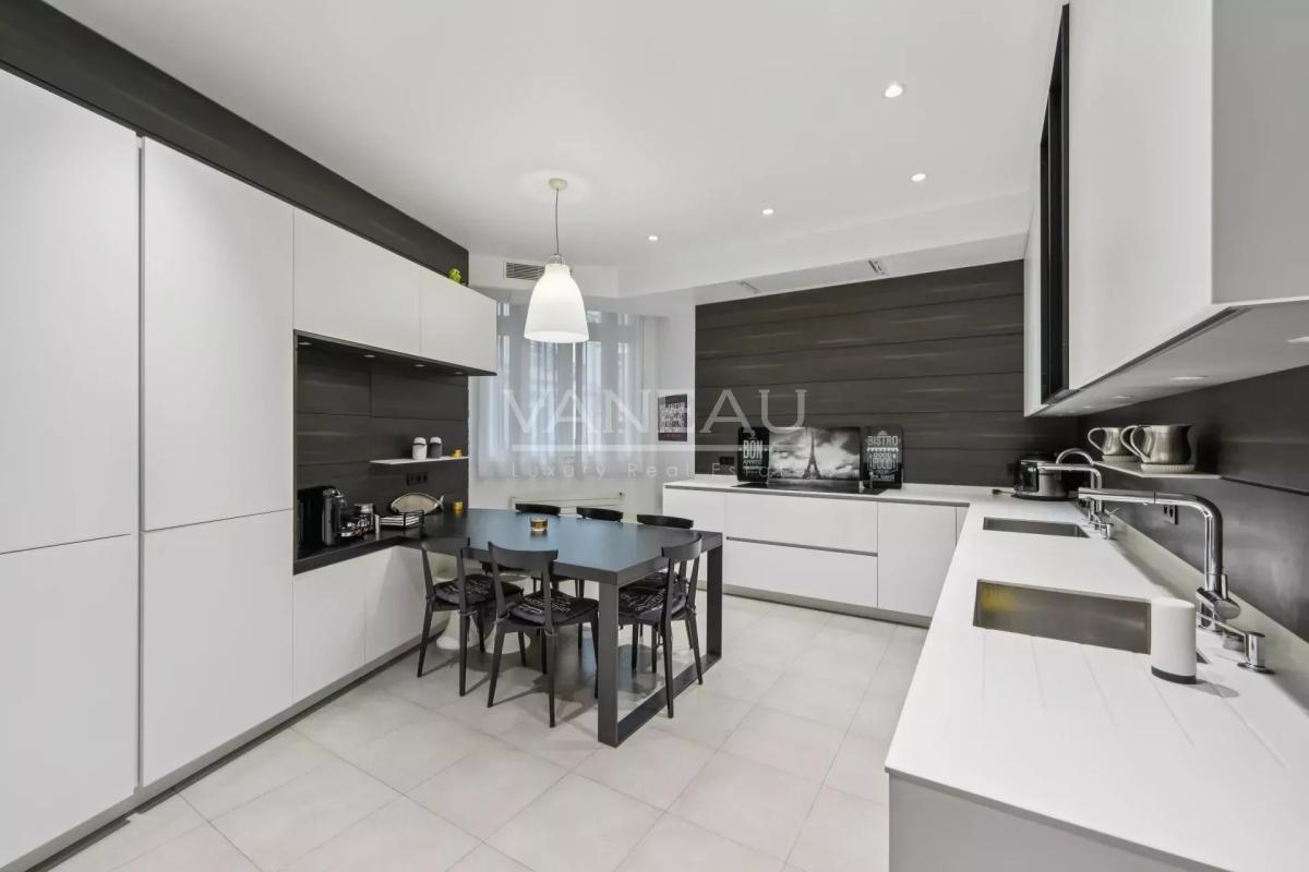 Paris XVIe - Muette - Appartement cinq chambres rénové.