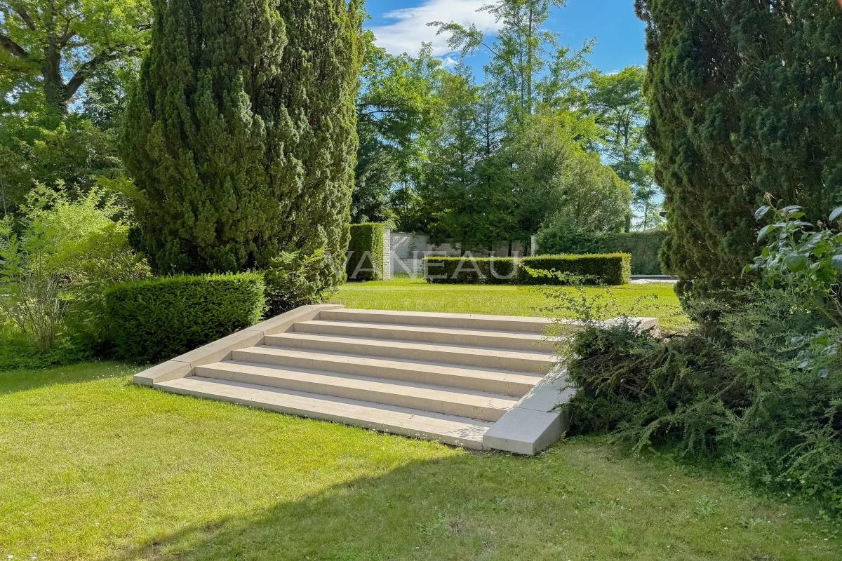 MAGNIFIQUE DEMEURE MODERNISTE DE 615M²