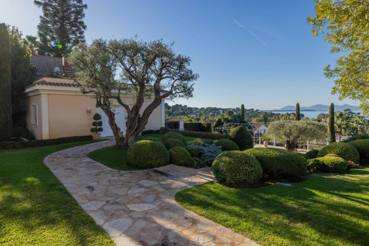 CAP D'ANTIBES - VILLA BELLA VISTA À VENDRE