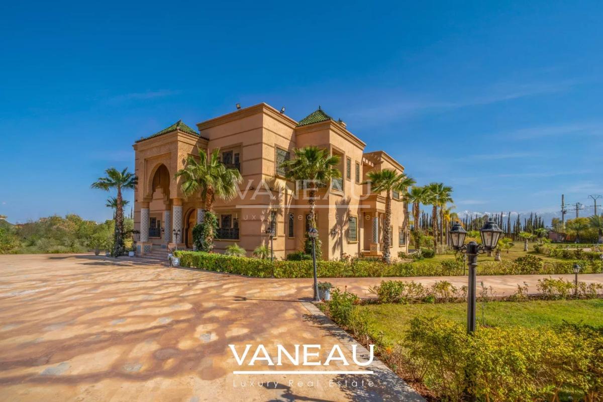 Villa aux allures de palais avec autorisation de maison d'hôtes sur la route de l'Ourika