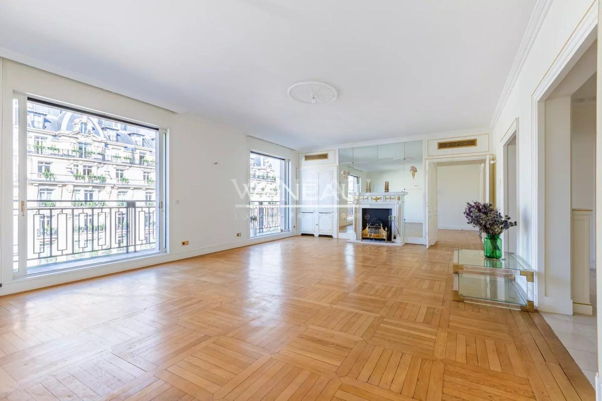 AVENUE MONTAIGNE - ETAGE ELEVE - GRAND BALCON