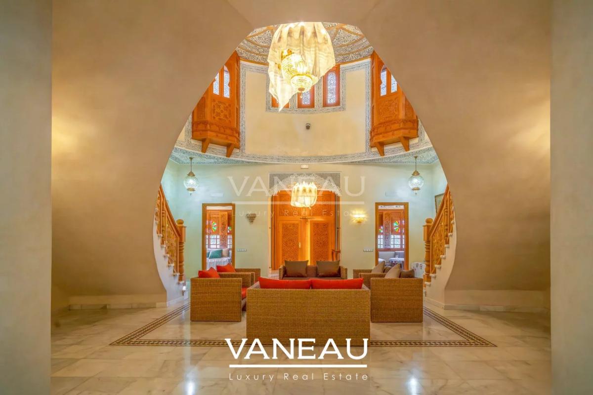 Villa aux allures de palais avec autorisation de maison d'hôtes sur la route de l'Ourika