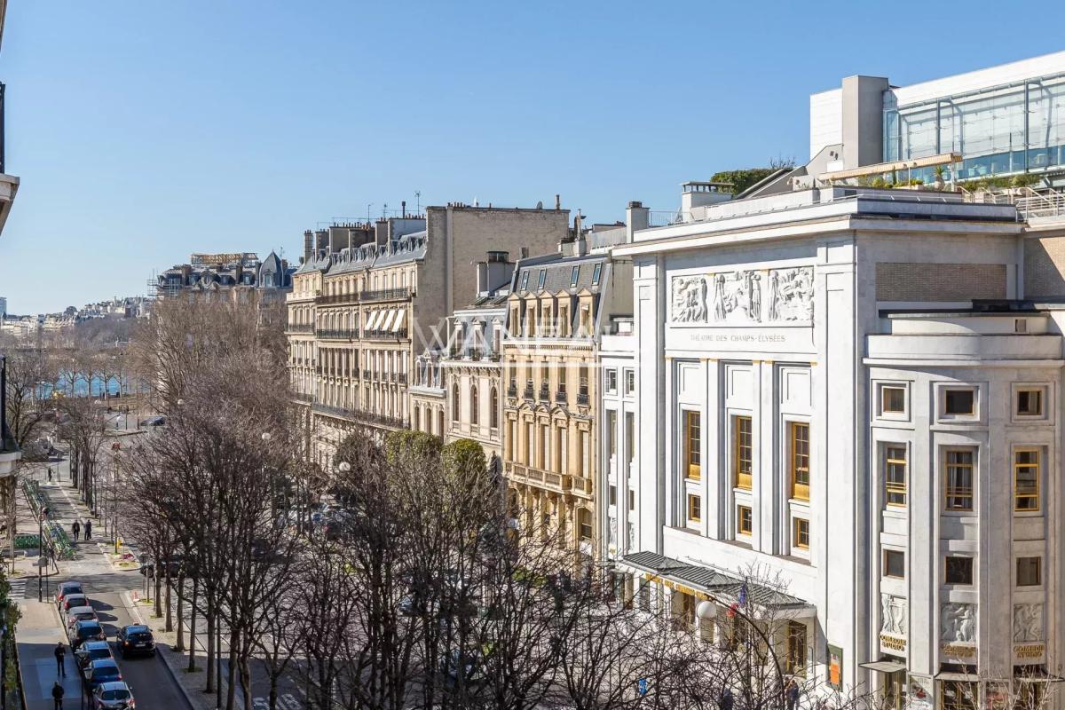 AVENUE MONTAIGNE - ETAGE ELEVE - GRAND BALCON