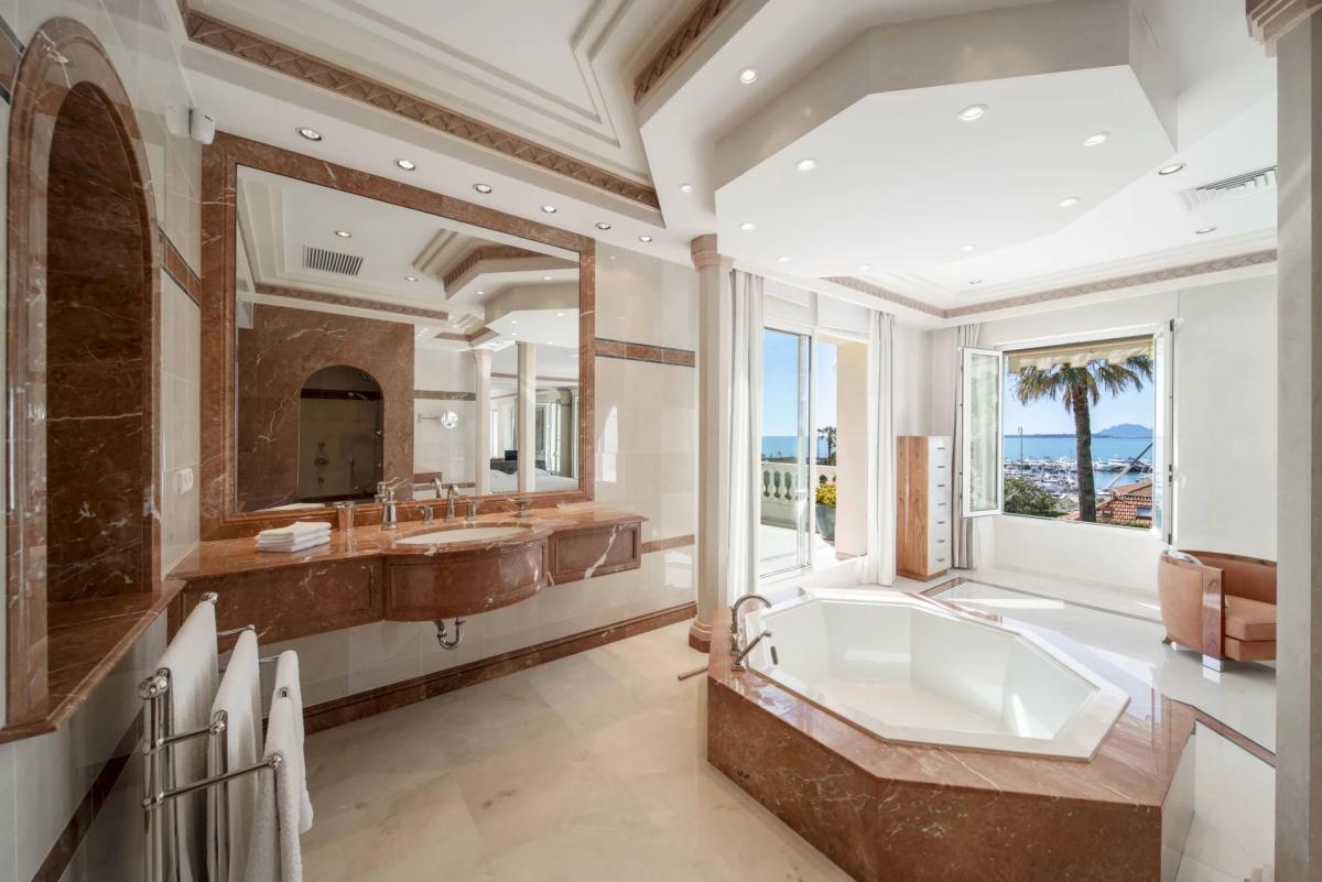 Cap d'Antibes, magnifique demeure de style Belle Epoque à vendre