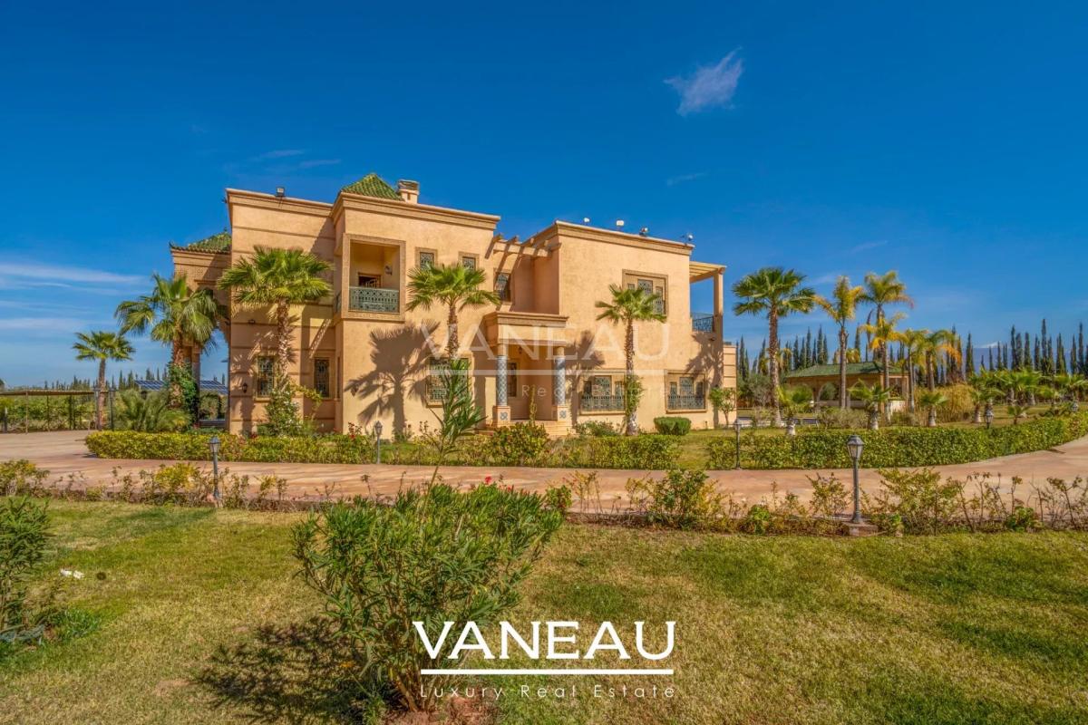 Villa aux allures de palais avec autorisation de maison d'hôtes sur la route de l'Ourika
